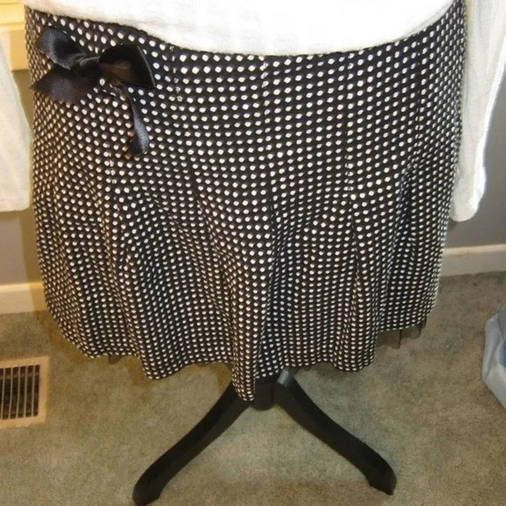 💥5/$10💥Wrapper cute black, white polka dot skirt, ruffle, side black